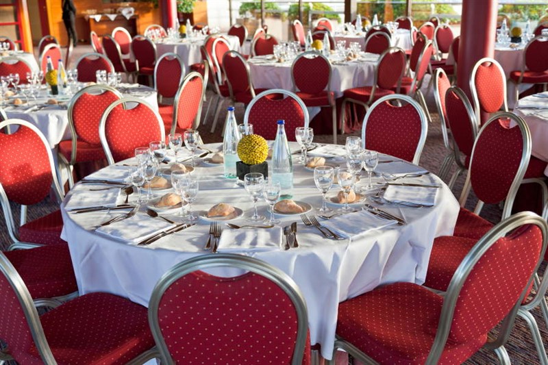 Obtener información y comprar entradas para Restaurant / Cabaret Assigned Seat Event with different table shapes and sizes and ability to select individual seats en Ticketor Demo.