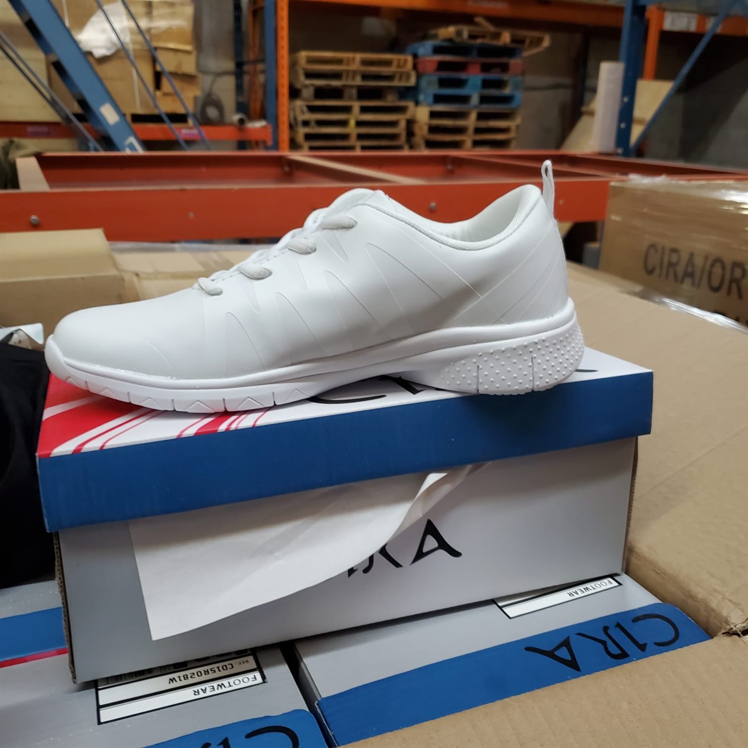 Destockage 13 000 chaussures Sports made in canada image