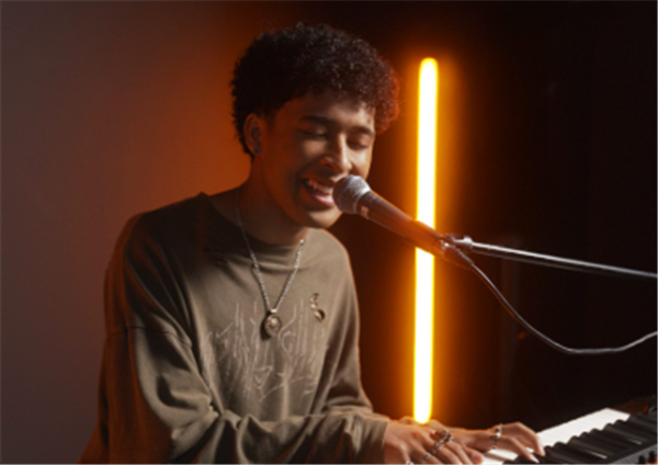 Elliot Banks Concert image