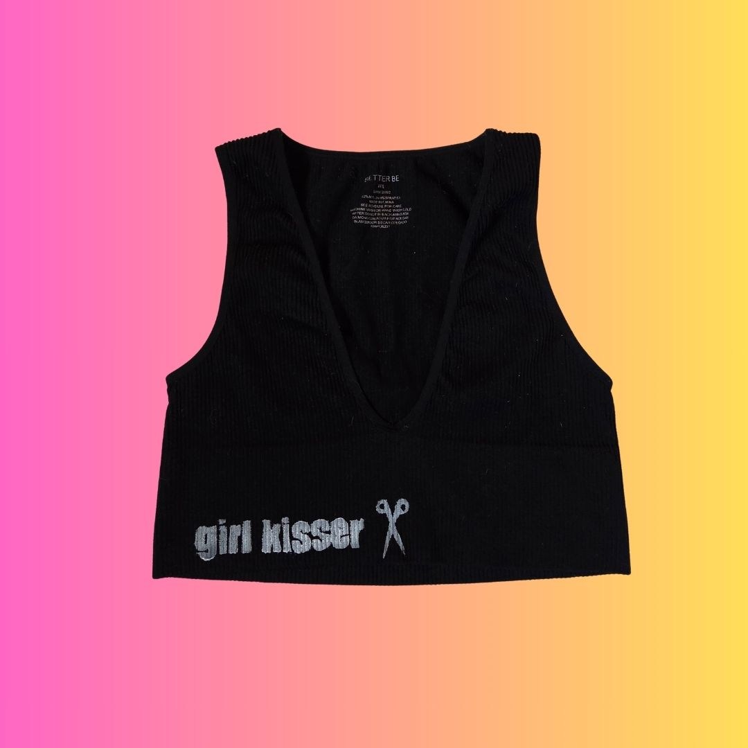 Lezbe Friends X FACE. Collab girl kisser v neck crop 