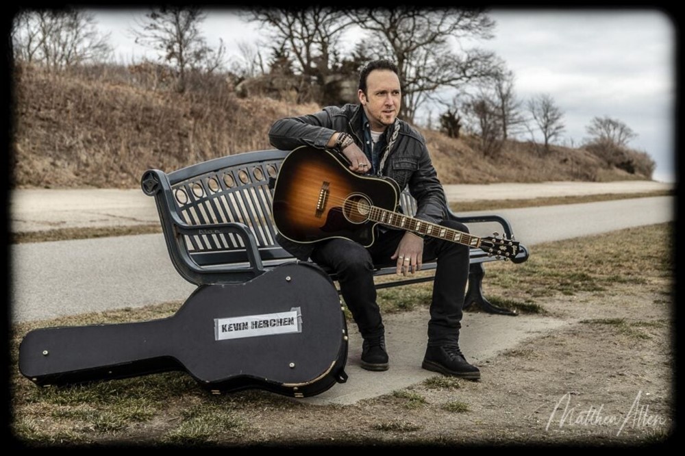 Kevin Herchen performing