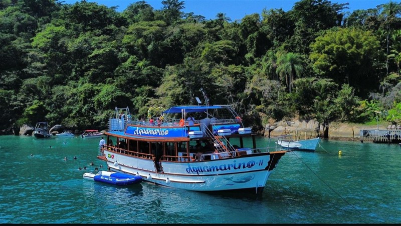 passeio de barco a bordo da Escuna Aquamarina ll pelas praias e ilhas de paraty